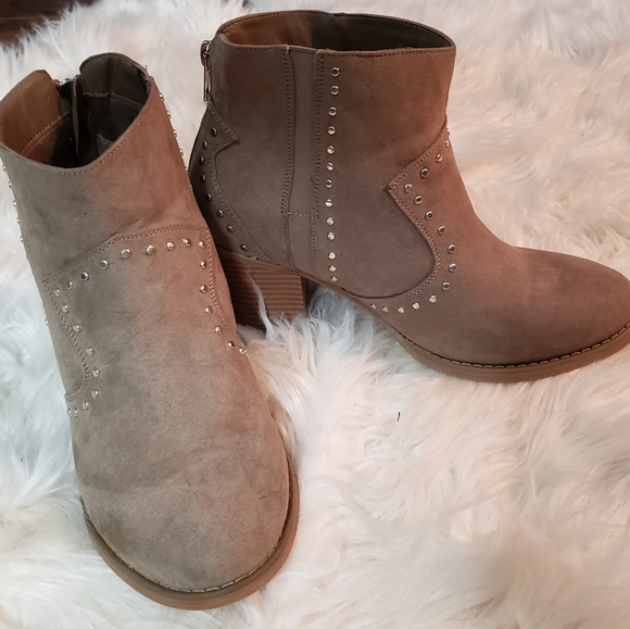 ๐บ NEW! Torrid: 8 (WW) Faux Suede Studded Booties - Picture 2 of 4